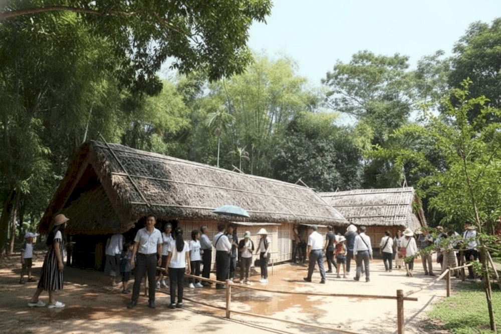 Ngôi nhà nhỏ 5 gian lợp mái lá của cụ Nguyễn Sinh Sắc.