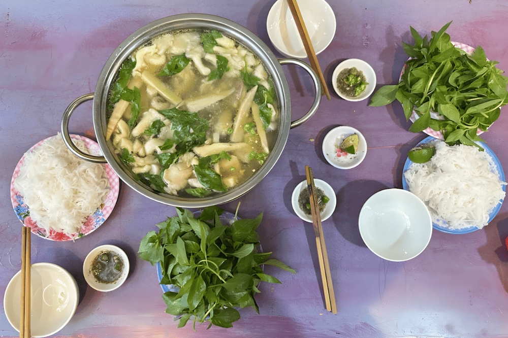 Những lát thịt gà vàng óng nổi bật giữa nước dùng sôi sùng sục, hứa hẹn một món ăn hấp dẫn (Nguồn: Kha Ngô - Google Map)