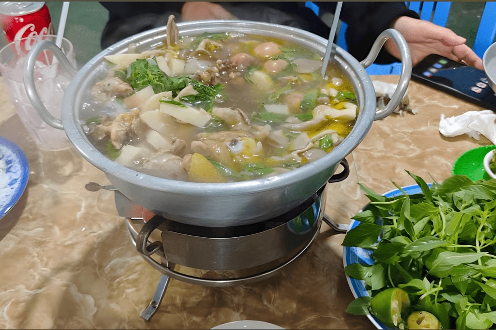 Nước lẩu trong veo, đậm đà với chút cay nhẹ từ ớt xiêm xanh, khiến ai thưởng thức cũng phải xuýt xoa (Nguồn: Fanpage Lẩu Gà Lá É Tao Ngộ - 30 Bùi Thị Xuân)