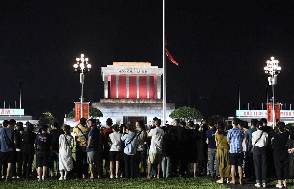 Giữ tác phong nghiêm túc và tôn trọng quy định là cách mỗi người thể hiện lòng thành kính trong nghi lễ hạ cờ thiêng liêng