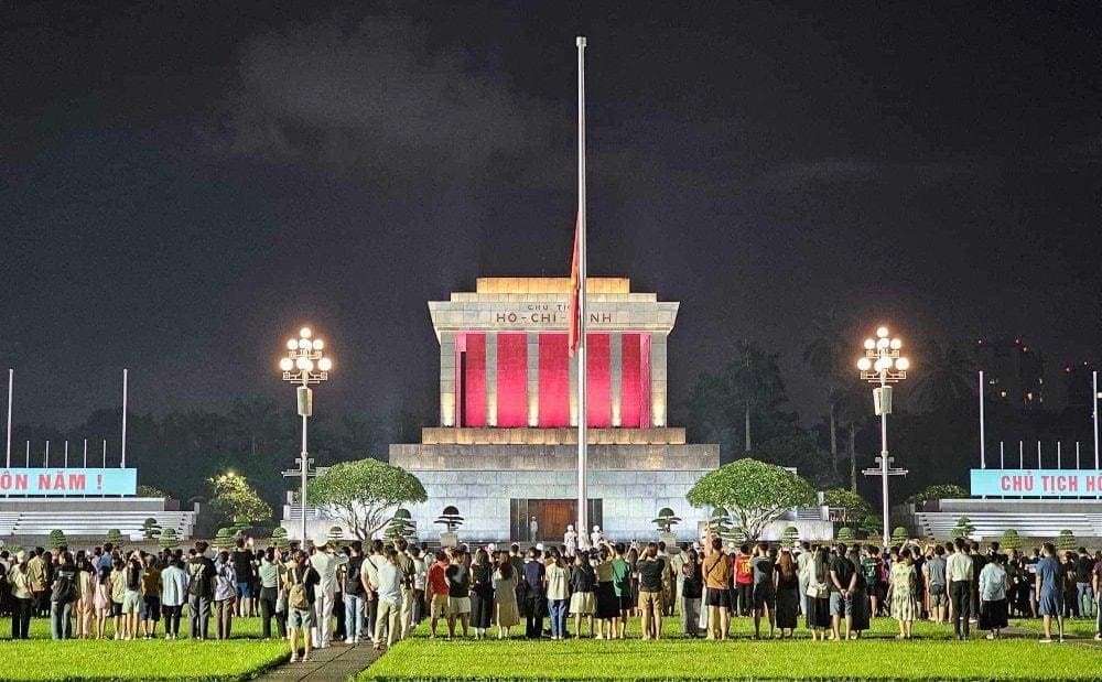 Khoảnh khắc người dân dõi theo nghi lễ hạ cờ, thắp lên tinh thần đoàn kết và lòng tự hào dân tộc