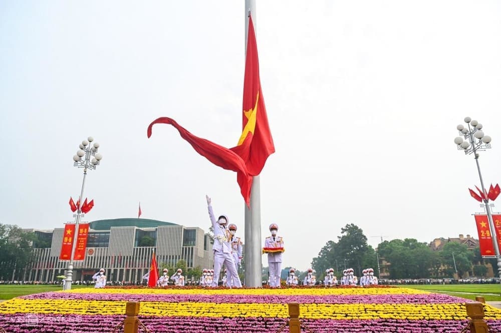 Lễ thượng cờ tại Lăng Bác là một nghi lễ quốc gia thiêng liêng nên du khách tham dự cần chuẩn bị trang phục lịch sự và giữ thái độ tôn trọng, trang nghiêm (Nguồn: Báo Quân đội Nhân dân)