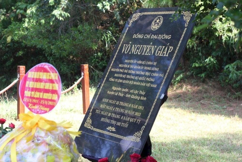 Bia đá trước mộ phần Đại tướng (Nguồn: VOV)
