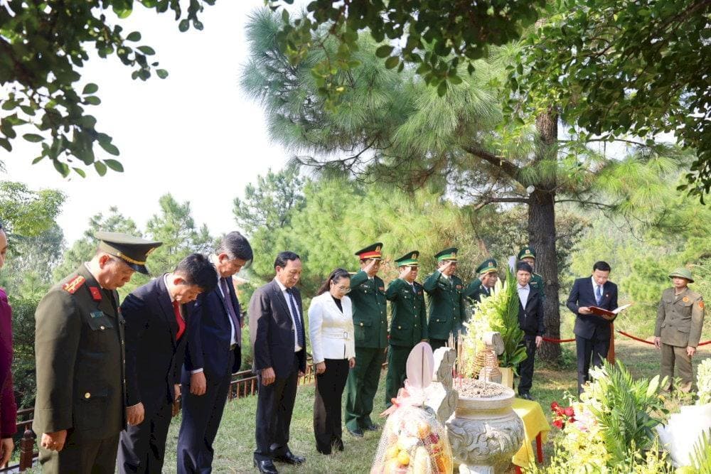 Luôn giữ thái độ trang nghiêm, thành kính khi đến viếng mộ (Nguồn: UBND tỉnh Quảng Bình)