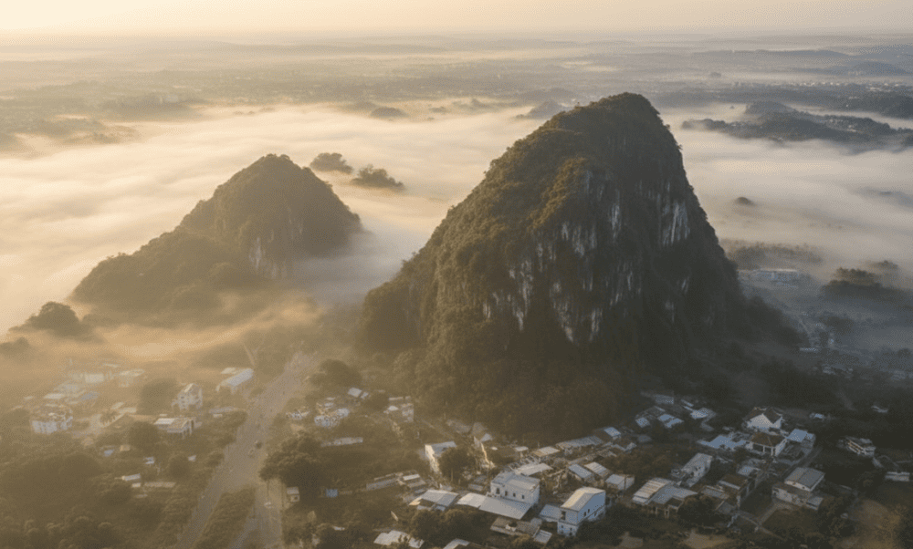 Du khách đến đây sẽ được lạc vào không gian yên ả, tìm hiểu lịch sử và chiêm ngưỡng cấu trúc đá tự nhiên