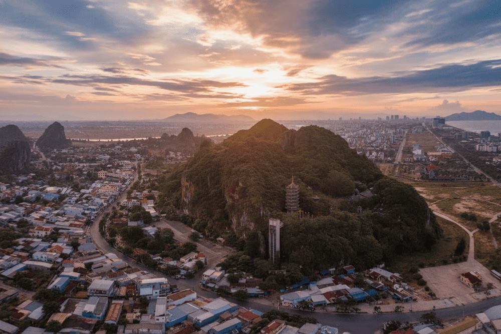 Núi Ngũ Hành Sơn được lưu truyền như một vùng đất gắn liền với sự khởi sinh thiêng liêng giữa trời và biển theo truyền thuyết Chăm