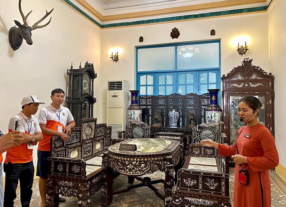 Qua lời kể của các hướng dẫn viên, giai thoại về vị Công tử Bạc Liêu càng thêm thú vị (Nguồn: UBND tỉnh Bạc Liêu)