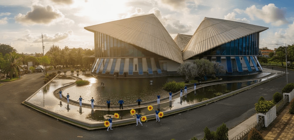 Khuôn viên nhà hát rộng lớn, thoáng đãng