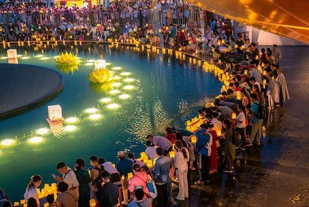 Lễ dâng đăng trên Đỉnh Vân Sơn vào mỗi thứ 7 hàng tuần (Nguồn: Vé cáp treo Núi Bà Đen)