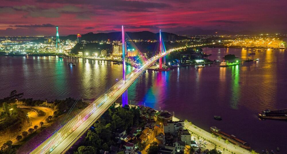 Du khách có thể kết hợp tham quan cầu Bãi Cháy gần đó