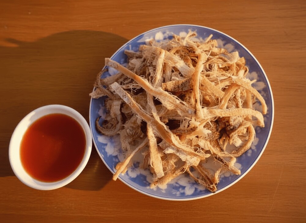 Không thể thiếu các món ăn kèm đặc trưng như mực nướng, đậu hũ chiên, v.v. khi thưởng thức những ngụm bia mát lạnh