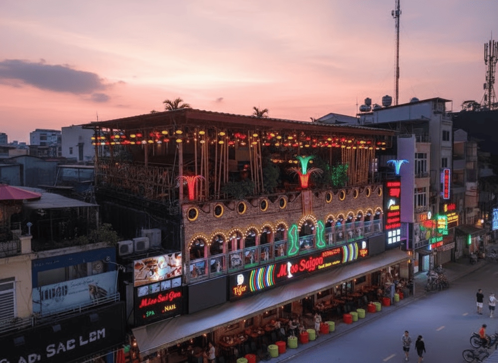 Phố đi bộ Bùi Viện mở cửa cả ngày, là nơi nhịp sống của Sài Gòn được tái hiện rõ nét