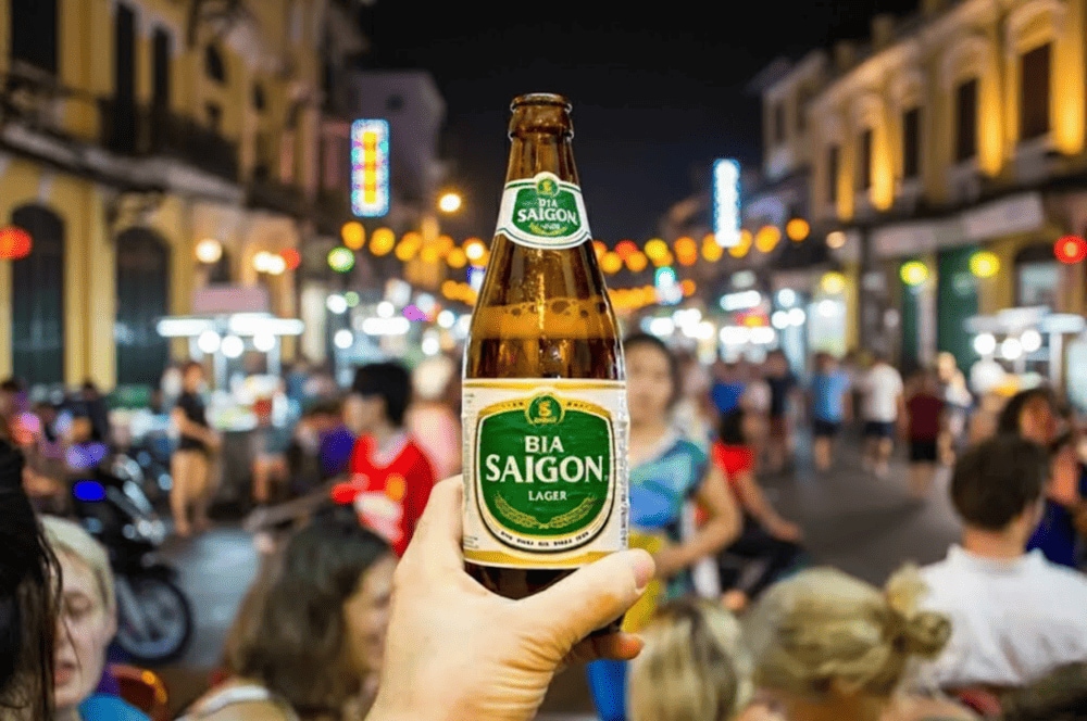 Thưởng thức bia vỉa hè là trải nghiệm không nên bỏ lỡ khi đến phố ăn chơi Bùi Viện