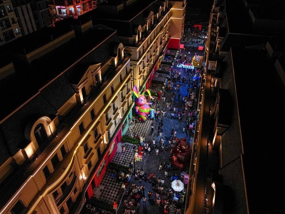 Phố đi bộ với nhiều hàng quán và không gian đi bộ thư giãn