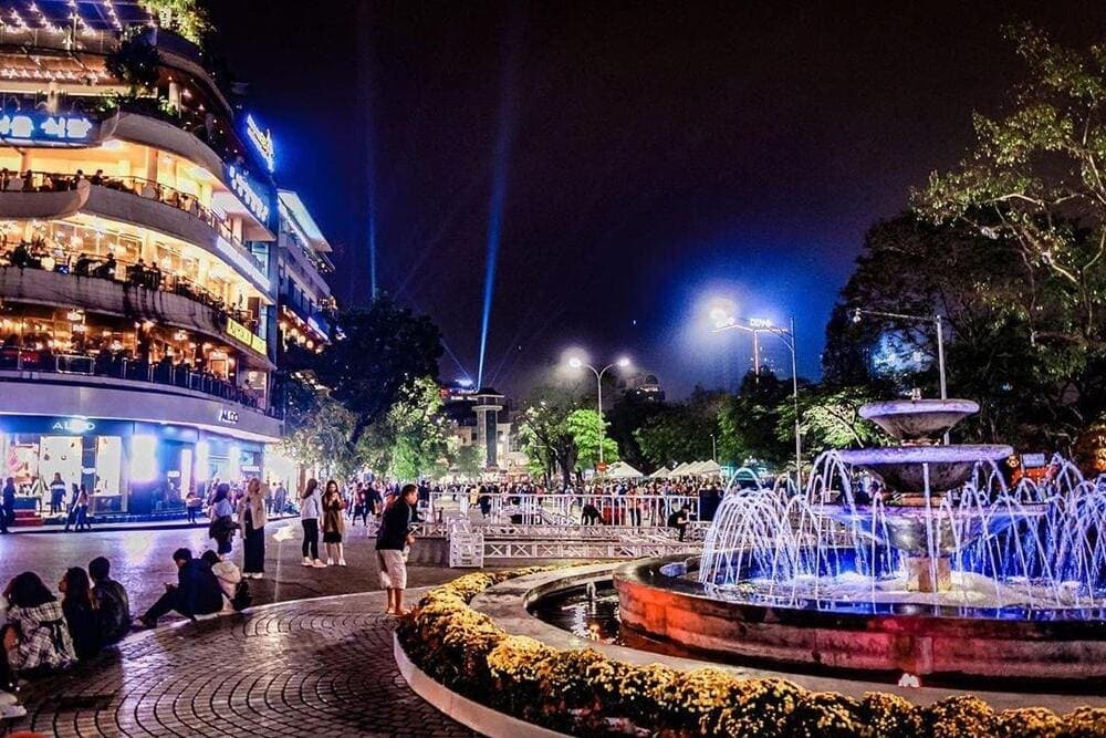 Phố đi bộ Hồ Gươm là điểm đến được nhiều người yêu thích