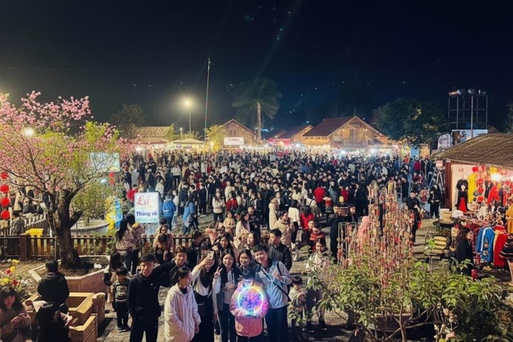 Phố đi bộ rất đông vào các ngày cao điểm vì vậy việc chuẩn bị kĩ trang phục và vật dụng sẽ giúp chuyển đi thoải mái hơn.