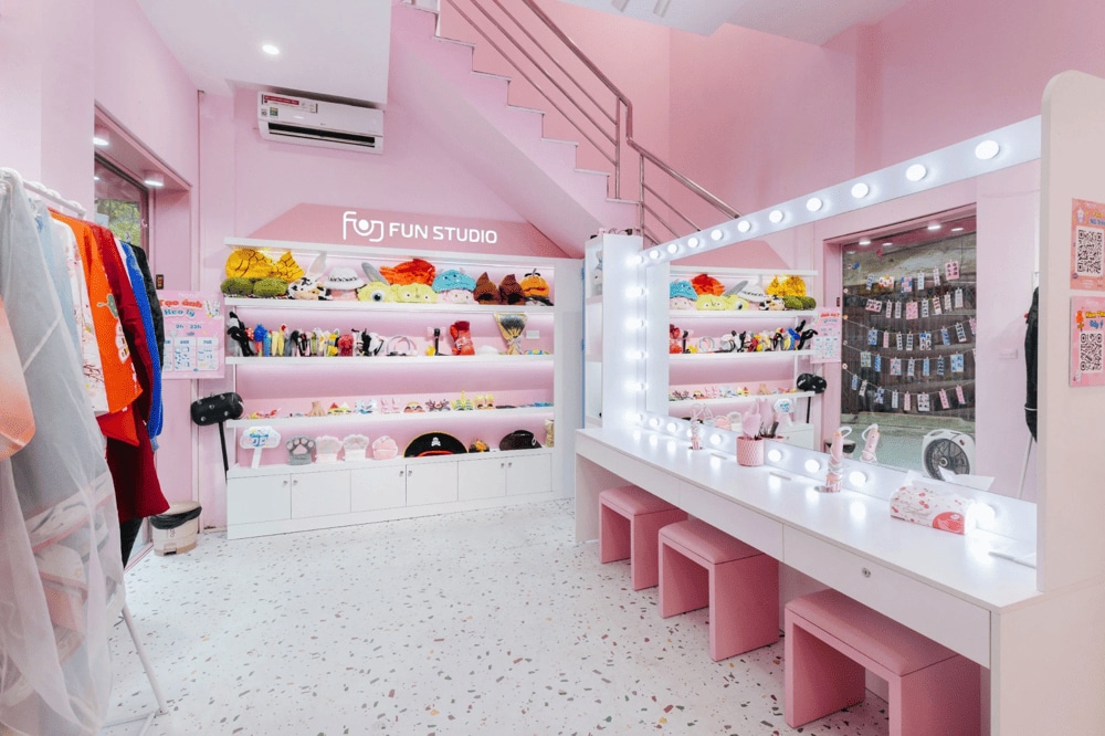 Bạn có thể dễ dàng tìm thấy phụ kiện ưng ý hoặc thử ngay trang phục Hanbok tại Fun Studio, biến mỗi bức ảnh photobooth của bạn thật độc đáo (Nguồn: Fun studio)