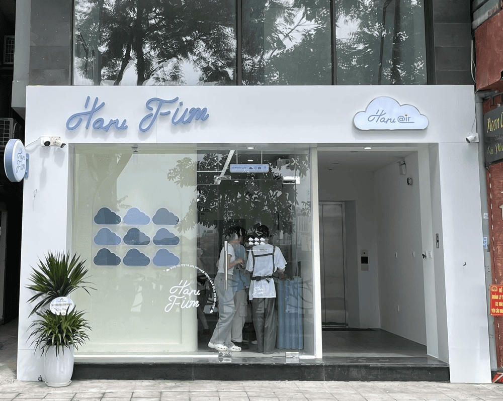 Haru Film nổi bật với không gian được trang trí tinh tế, kết hợp của màu xanh, trắng và các chi tiết đám mây tạo nên những khung hình ấn tượng và đầy chất thơ (Nguồn: Harufilm Vietnam)