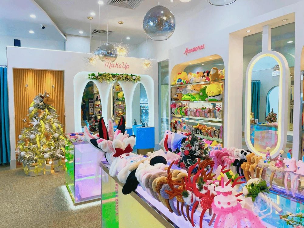 Thỏa sức lựa chọn phụ kiện trendy tại Razzle Dazzle để có những bức ảnh photobooth độc đáo, mang đậm dấu ấn cá nhân (Nguồn: Photo Razzle Dazzle)