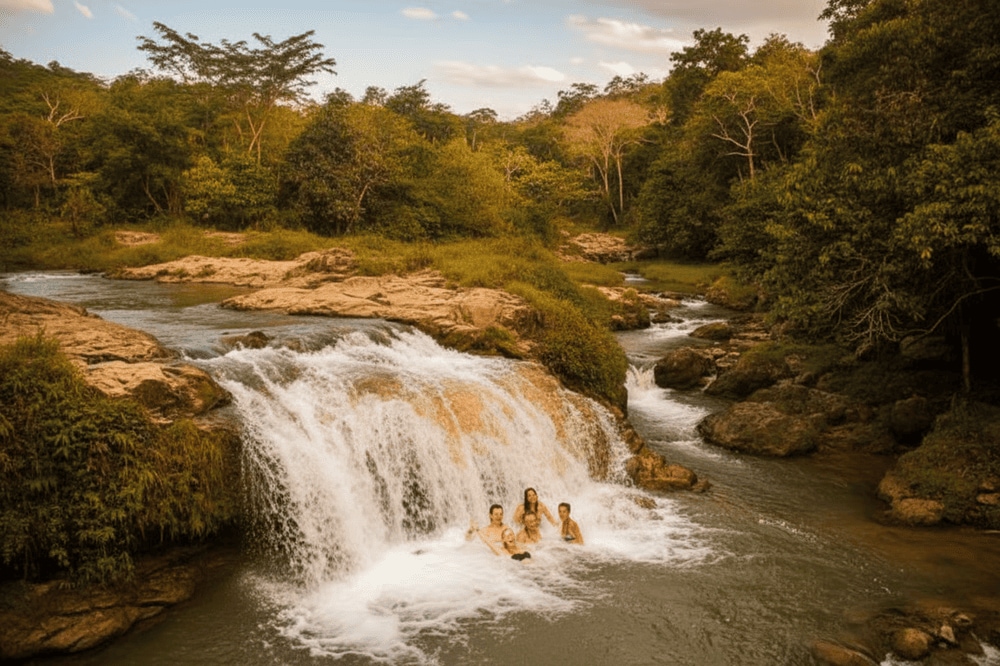 Vừa ngắm cảnh Bản Hiêu, vừa tắm suối Thác Hiêu.