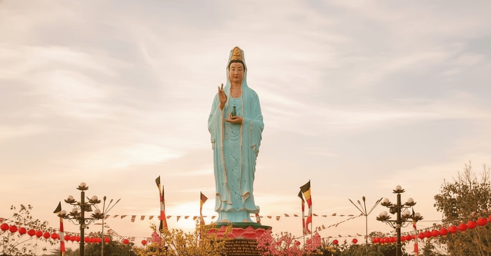 Bồ Tát Quán Thế Âm tại Quán Âm Phật Đài còn được người dân địa phương tôn vinh với tên gọi “Mẹ Nam Hải Bạc Liêu”