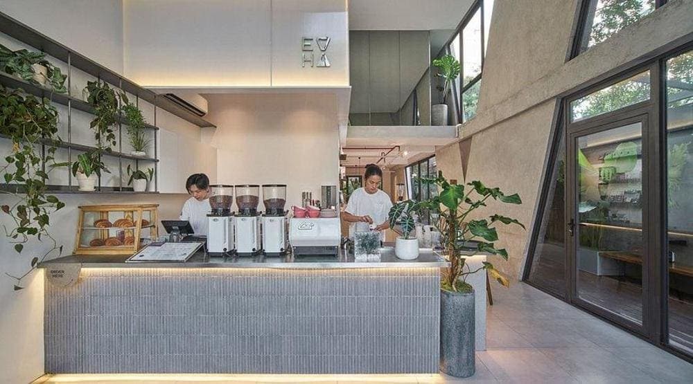 Quán có không gian rộng rãi, nổi bật với những món cà phê rang xay