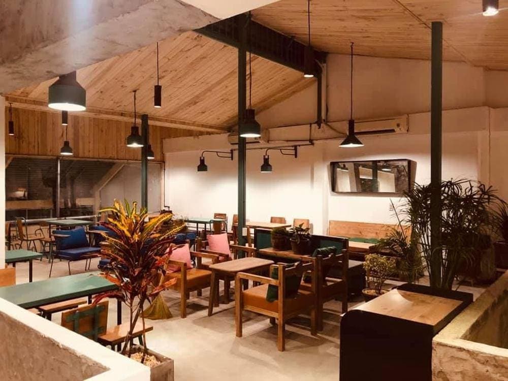 Quán có thiết kế mộc mạc với bàn ghế gỗ