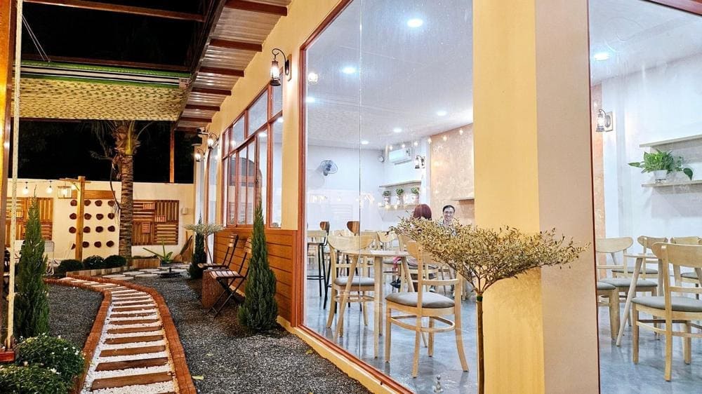 Quán có cả không gian trong nhà và ngoài trời