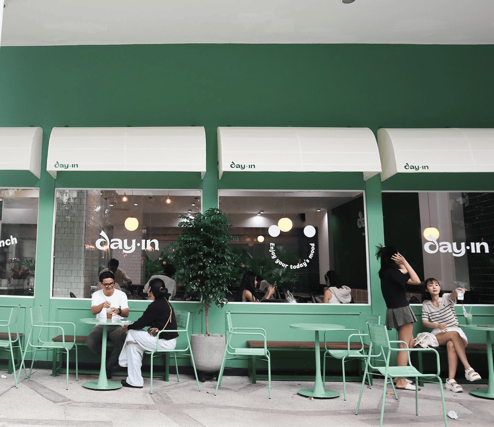 Day In nổi bật với tông màu xanh lá mát mắt và không gian ấm cúng nhờ nội thất cùng màu (Nguồn: Dayin Cafe & Brunch)