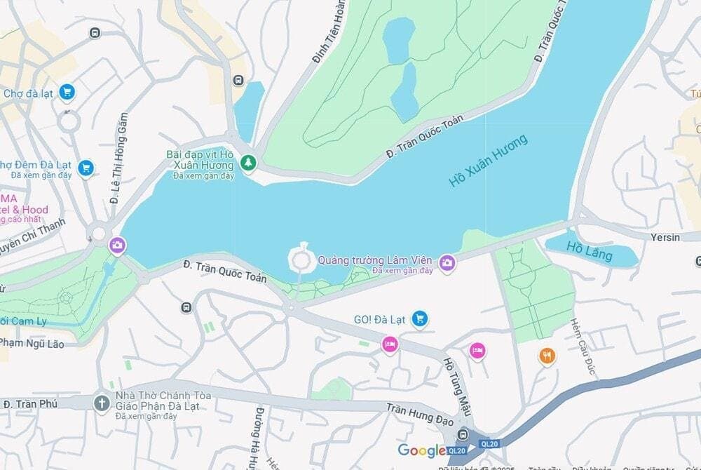 Muốn tới đây, bạn di chuyển hướng tới trung tâm thành phố, dọc theo đường Hồ Tùng Mậu hoặc Trần Quốc Toản sẽ thấy ngay quảng trường rộng lớn