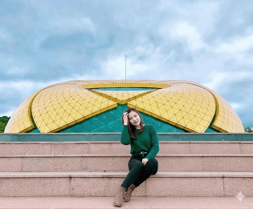 Những bậc thang bên dưới quảng trường là địa điểm lý tưởng để tạo dáng với bông hoa Dã Quỳ khổng lồ https://www.canva.com/design/DAG3K7OJE8w/ieZUfm5WEMP864ENiKHcdQ/edit?utm_content=DAG3K7OJE8w&utm_campaign=designshare&utm_medium=link2&utm_source=sharebutton