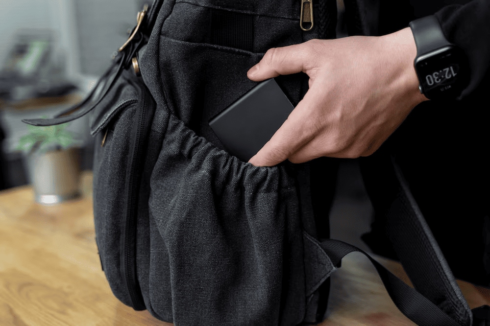 Hành khách chỉ được mang sạc dự phòng theo hành lý xách tay, không được ký gửi (Nguồn: Freepik)