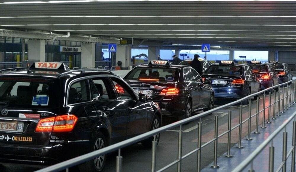 Taxi là lựa chọn di chuyển nhanh chóng cho ai có nhiều hành lý