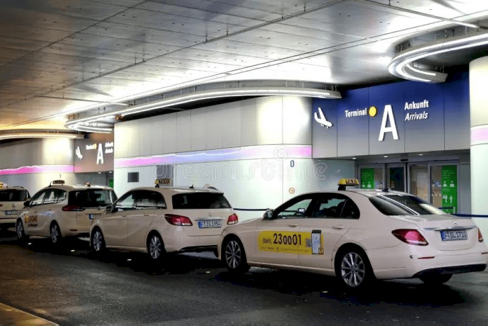 Du khách có thể gọi taxi hoặc thuê xe tự lái từ sân bay một cách tiện lợi