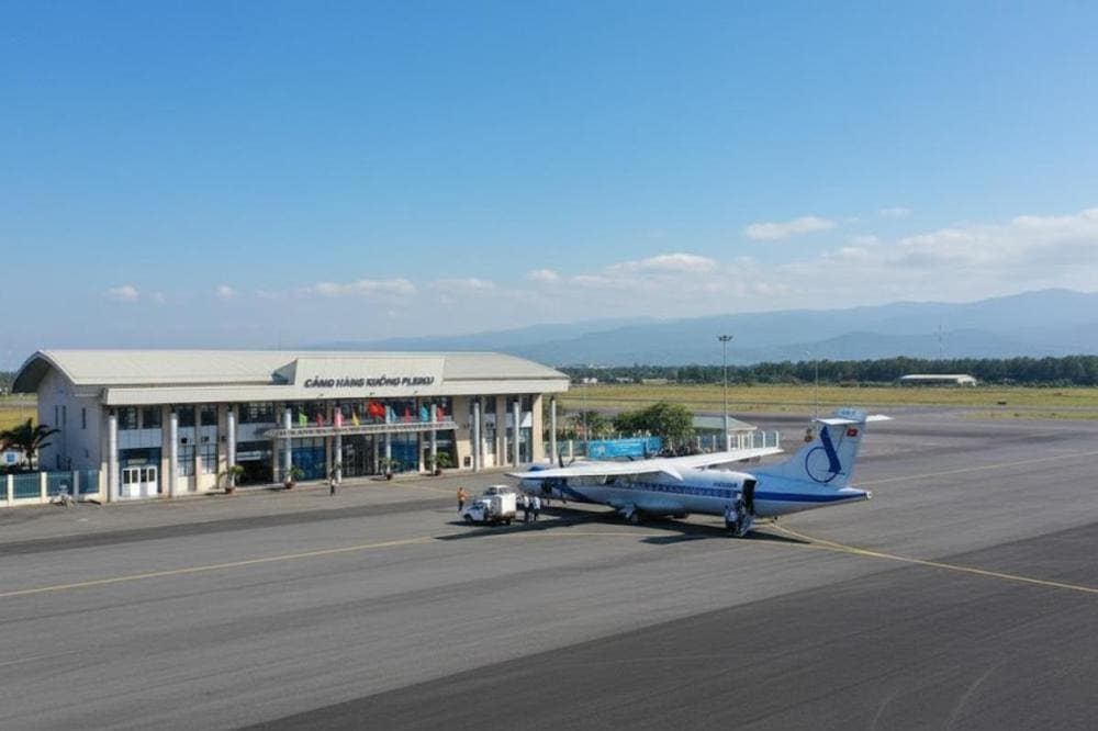 Sân bay Pleiku phục vụ chủ yếu các chuyến bay nội địa, với tần suất ổn định mỗi ngày