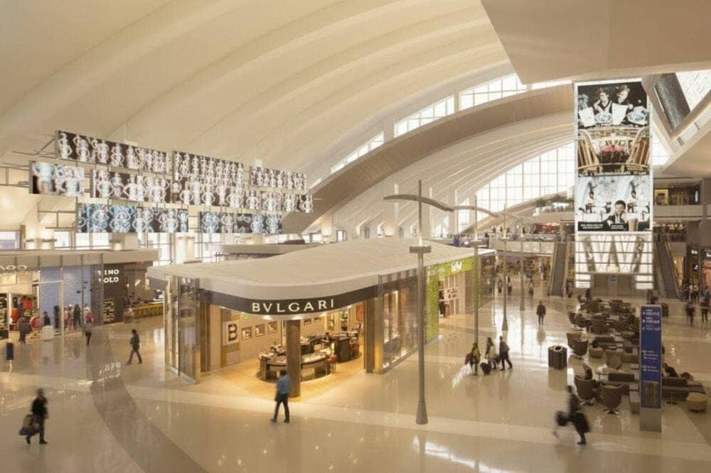 Khu vực nhà ga hành khách thoáng đãng với nhiều tiện ích, mang đến sự thoải mái trong suốt hành trình