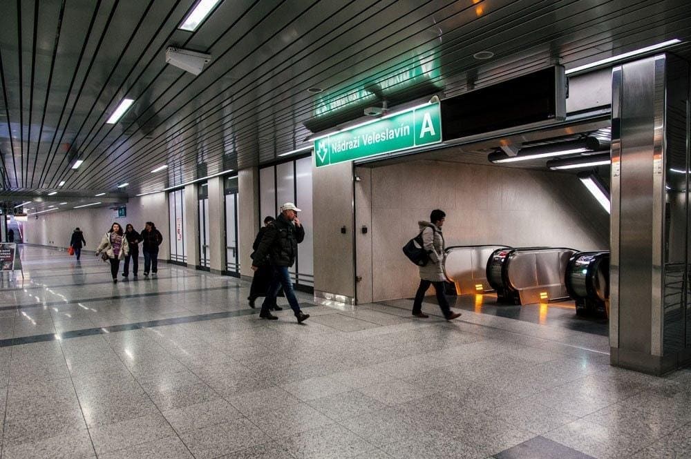 Du khách có thể đi xe bus 119 đến ga điện ngầm Nádraží Veleslavín (tuyến A)