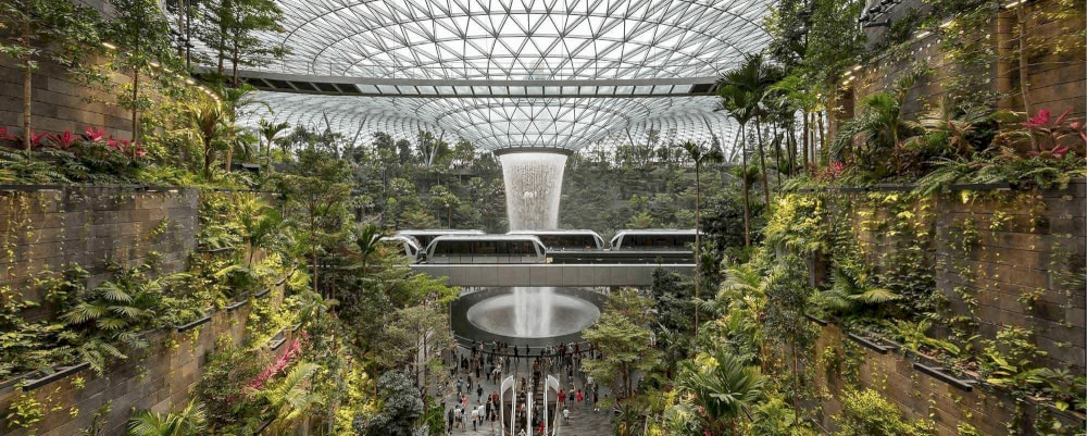 Du khách có thể tham quan Rain Vortex - thác nước trong nhà cao nhất thế giới