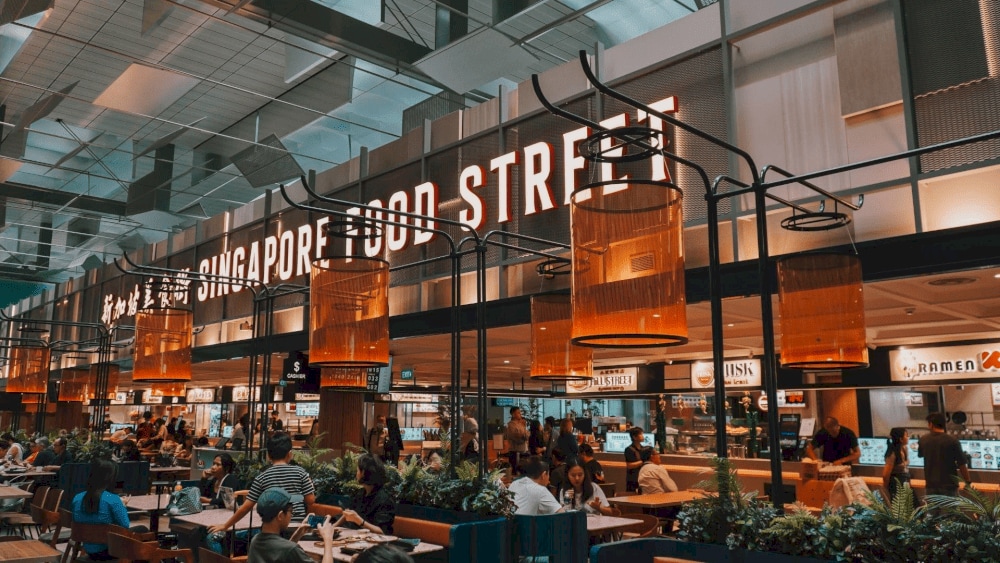 Khu Food Court tại sân bay với nhiều lựa chọn ẩm thực