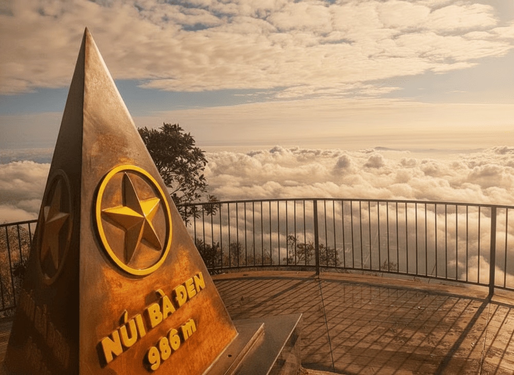 Cột mốc check-in trên đỉnh Núi Bà Đen