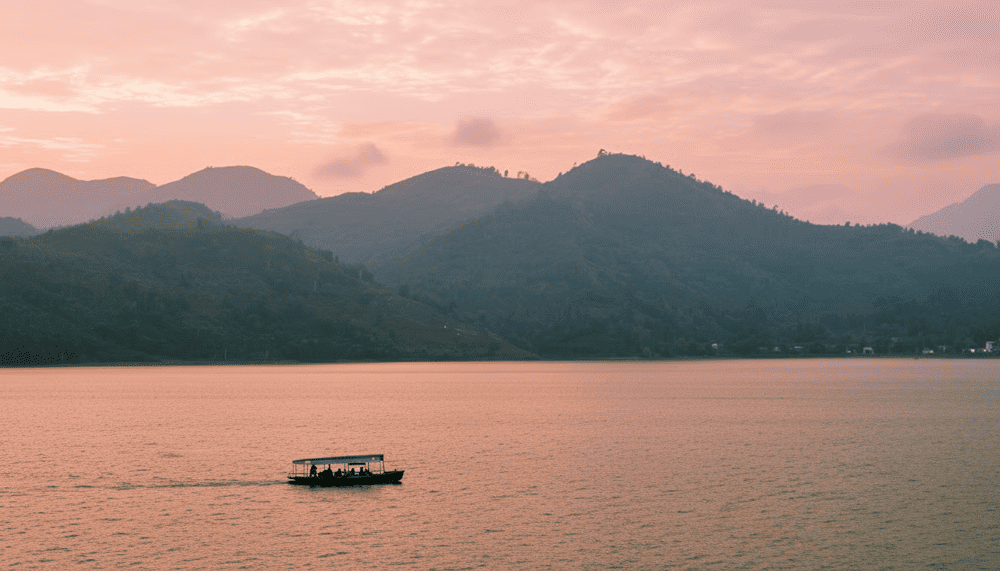 Đi thuyền trên hồ Núi Cốc