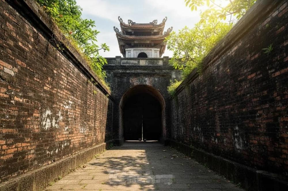 Di tích thành cổ Vinh với kiến trúc đầy vững chắc và kiên cố.