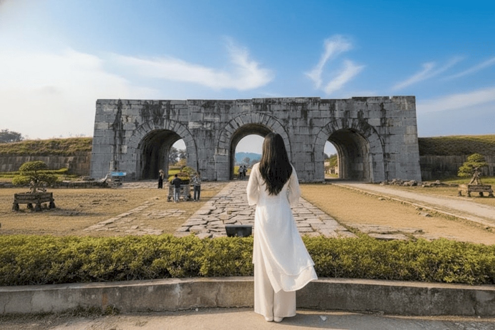 Thời điểm lý tưởng để tham quan Thành nhà Hồ là vào mùa xuân hoặc mùa thu thời tiết mát mẻ