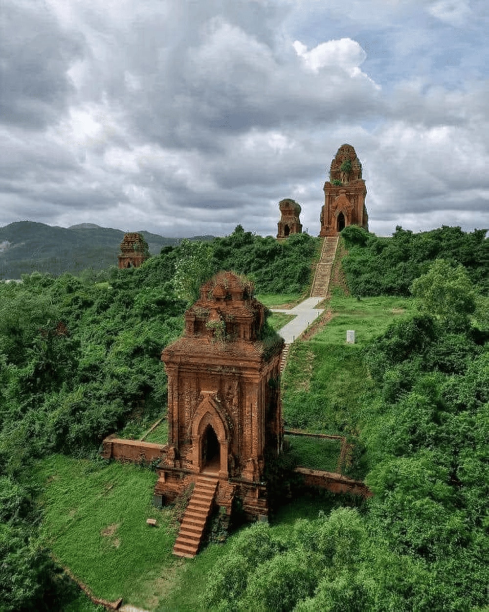 Mỗi khu tháp có kiến trúc riêng nhưng về tổng thể rất hài hòa với khung cảnh xung quanh (Nguồn: Thư viện cổ)