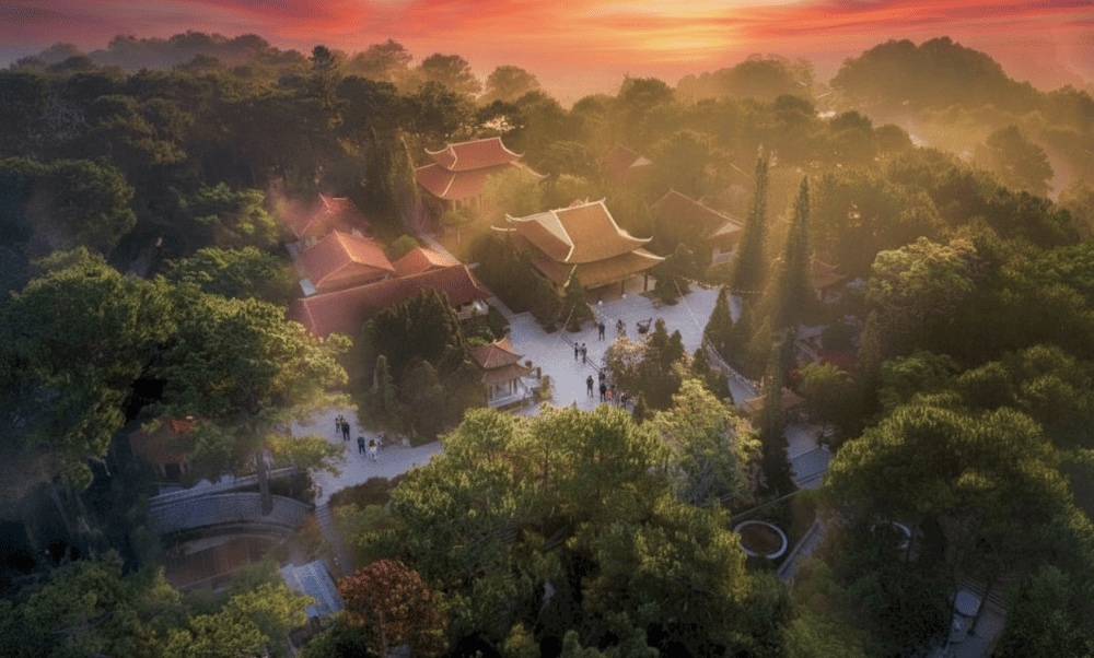 Dạo bước, chiêm bái không gian thanh bình của Thiền viện Trúc Lâm Đà Lạt giúp du khách quên đi mọi bộn bề cuộc sống