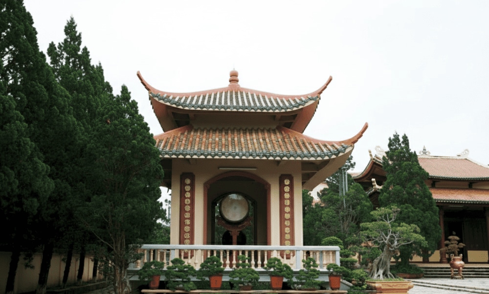 Du khách có thể tham quan các công trình kiến trúc cổ điển và chụp ảnh lưu niệm tại Thiền viện Trúc Lâm