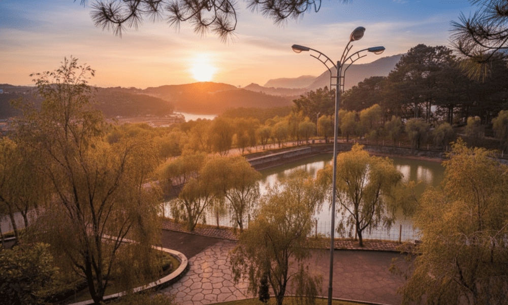 Tại Hồ Tĩnh Tâm, du khách có thể dạo bước dọc bờ hồ hoặc thả mình trên chiếc thuyền nhỏ lênh đênh tận hưởng trời mây