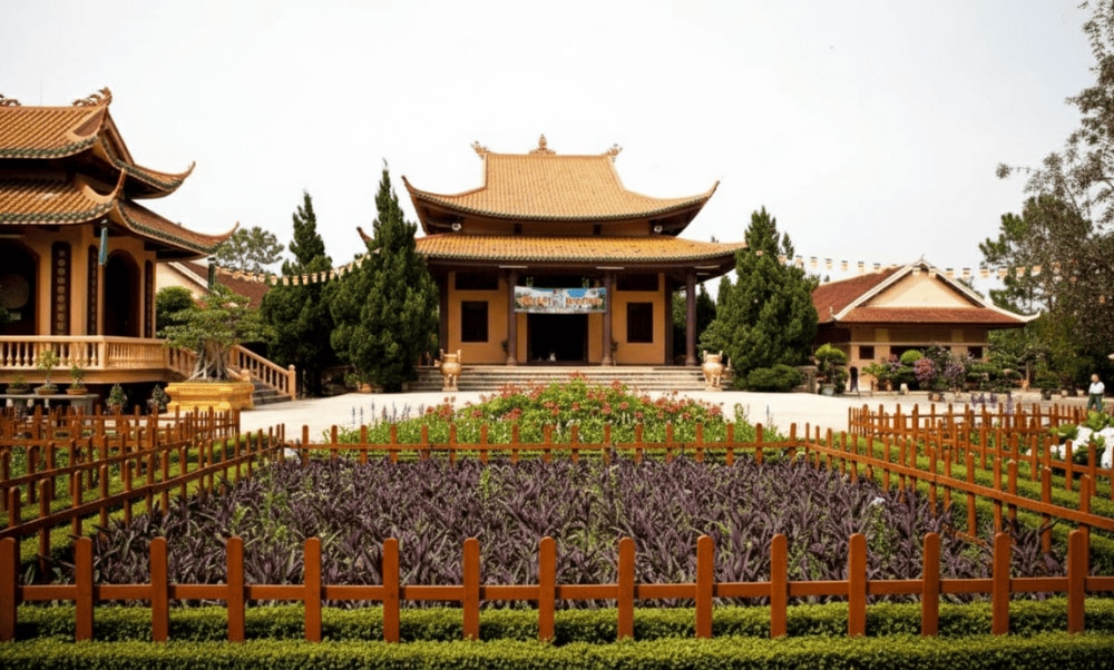 Thiền viện Trúc Lâm Đà Lạt mang vẻ đẹp của các công trình tôn nghiêm hòa quyện với cảnh sắc thiên nhiên thơ mộng