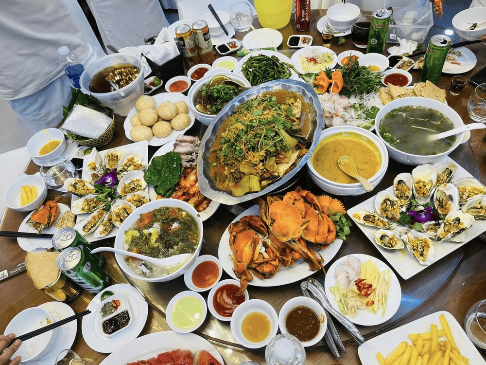 Du khách có thể thưởng thức ẩm thực đặc sản Ninh Bình tại Thung Nham (Nguồn: Fanpage Khu du lịch sinh thái Thung Nham - Ninh Bình)