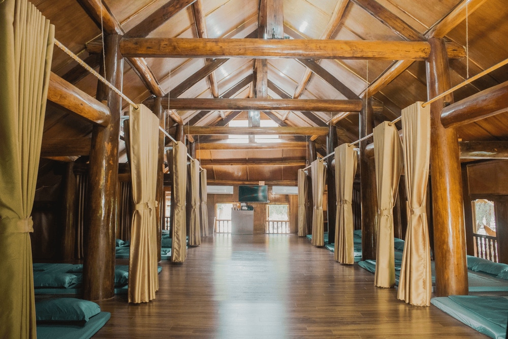 Nhà sàn truyền thống với thiết kế hòa mình vào không gian (Nguồn: Fanpage Khu du lịch sinh thái Thung Nham - Ninh Bình)